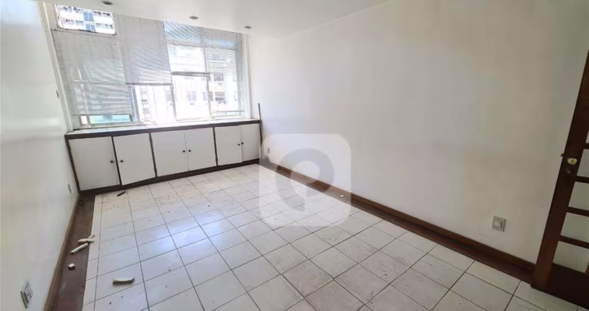 Apartamento em Copacabana ,  Conjugadão bem localizado com Saleta e vista livre