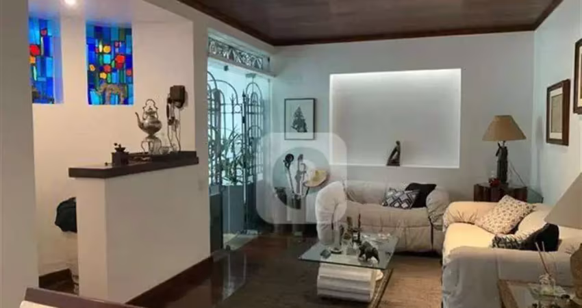 Casa na Urca com 302 metros com 4 quartos e piscina.