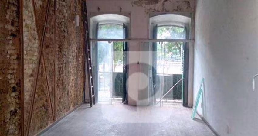 Espaço comercial histórico na praça tiradentes - centro da cidade