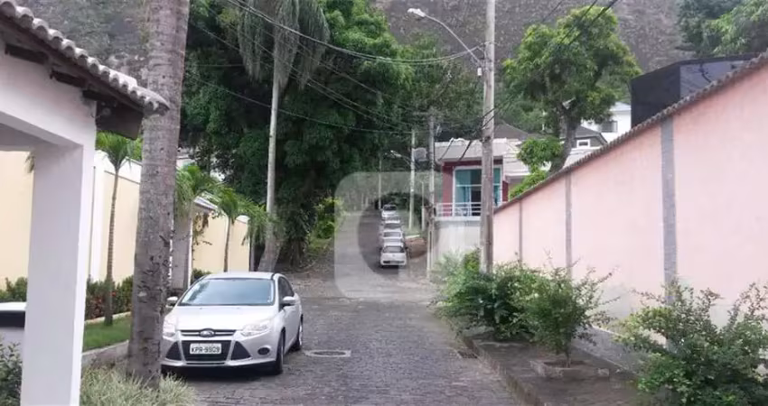 Terreno à venda na Estrada dos Bandeirantes, Camorim, Rio de Janeiro