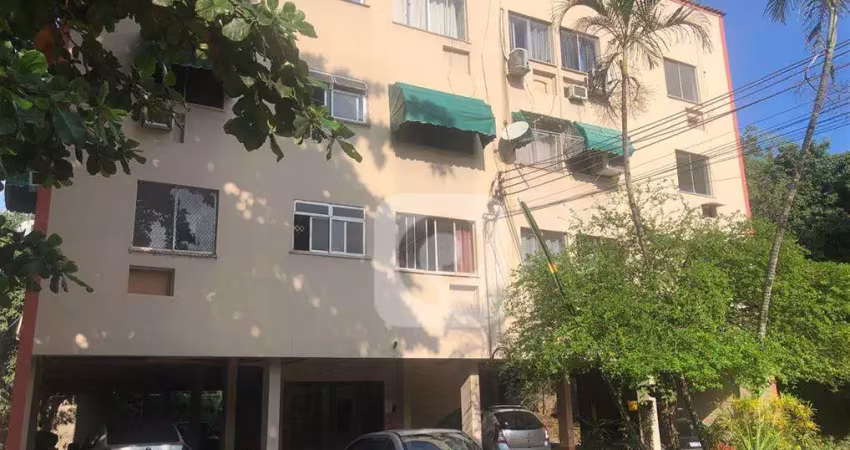Apartamento todo reformado com 2 quartos e 1 banheiro à venda