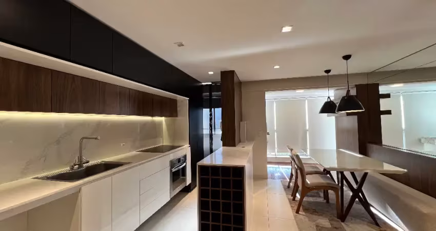 Apartamento mobiliado com duas suítes no centro