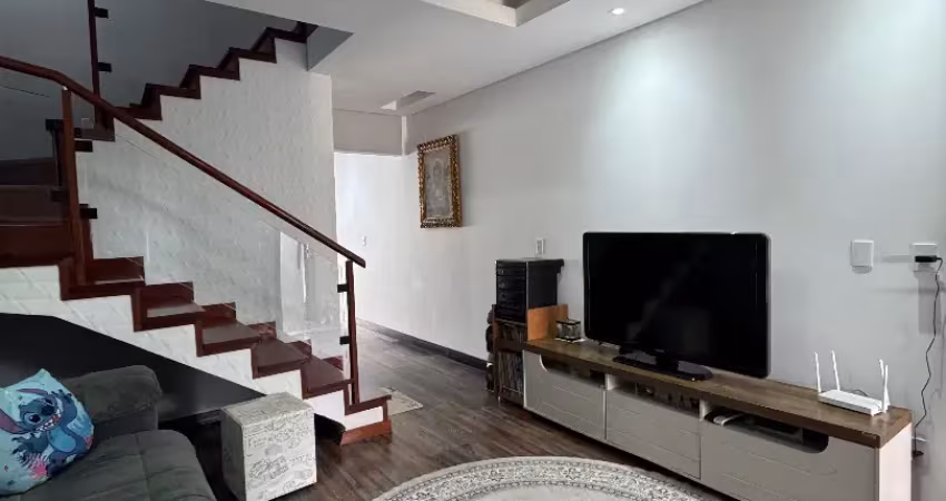 Geminado semi mobiliado com suíte mais dois quartos e piscina