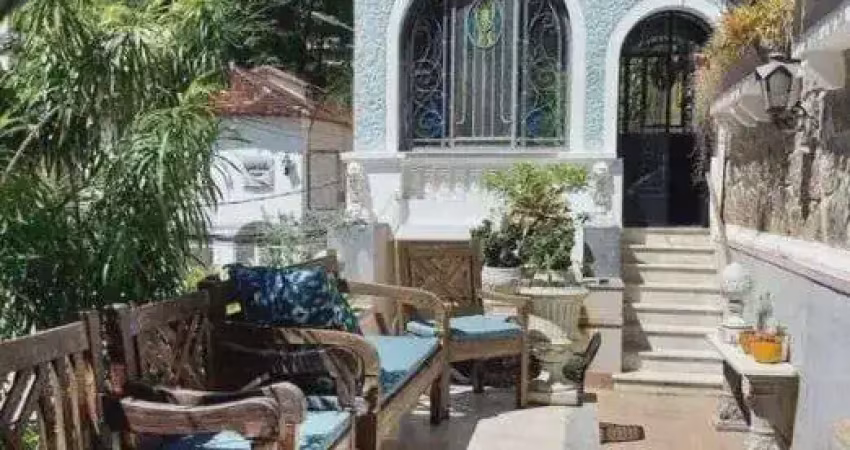 Maravilhosa casa em rua com guarita em rua sem saída no cosme velho