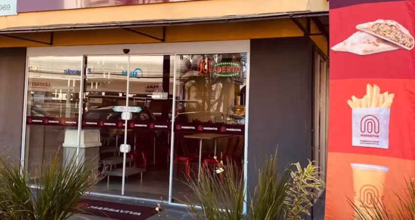 Loja térrea com garagem  em frente à casas da água do estreito