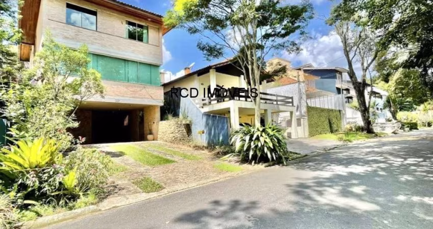 Aluguel de Casa em Condomínio de Luxo em Cotia-SP, Jardim das Flores: 4 Quartos, 2 Suítes, 1 Sala, 3 Banheiros, 4 Vagas, 350m².