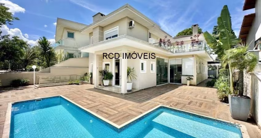 Casa em Condomínio de Luxo em Golf Gardens, Carapicuíba-SP: 4 quartos, 2 suítes, 1 sala, 3 vagas, 358m². Venha conhecer!