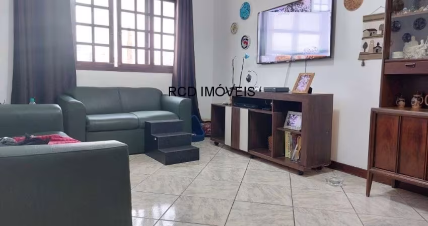Casa assobradada à venda no Jardim Bonfiglioli com 3 quartos, 1 suíte, 2 banheiros, 3 vagas de garagem, corredor lateral com cobertura retrátil, 102m²