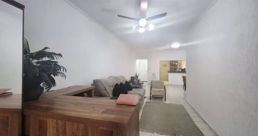 Apartamento com 3 dormitórios, 1 suite, varanda, 1 vaga demarcada, no marapé santos-sp