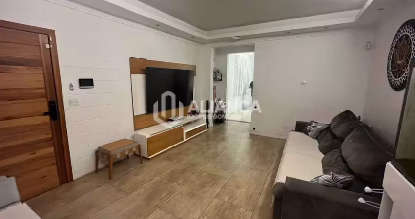 Casa com 3 quartos sendo 5 banheiros com quintal grande