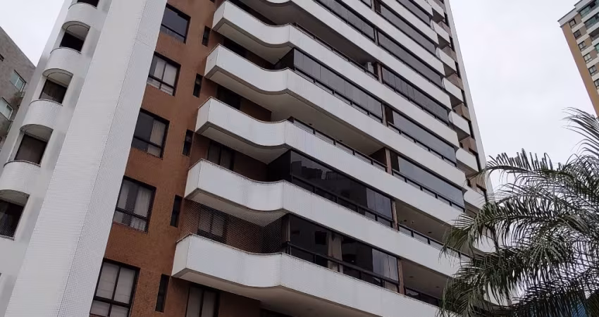 Apartamento 4/4 sendo 3 suítes e 3 vagas vista mar