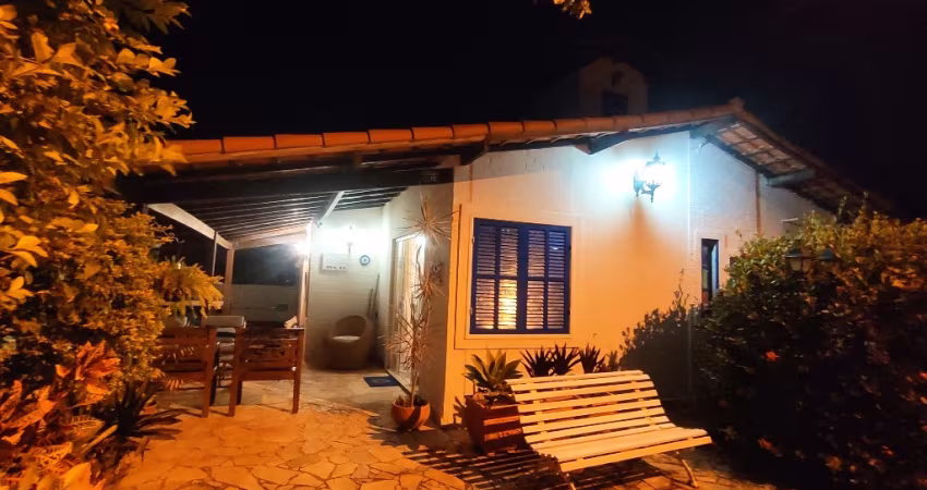 Casa 3/4 com piscina em condomínio