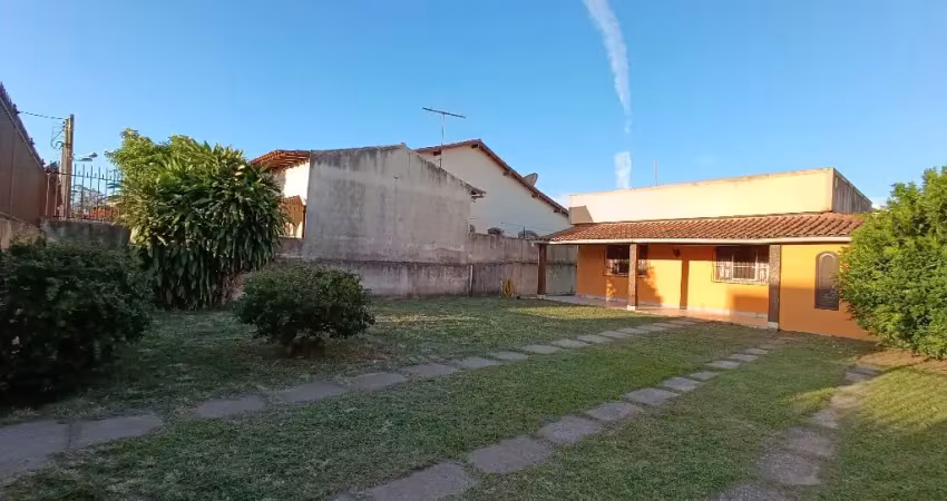 Casa 2/4 com grande quintal a 30m da praia da teresa em balneário de são pedro