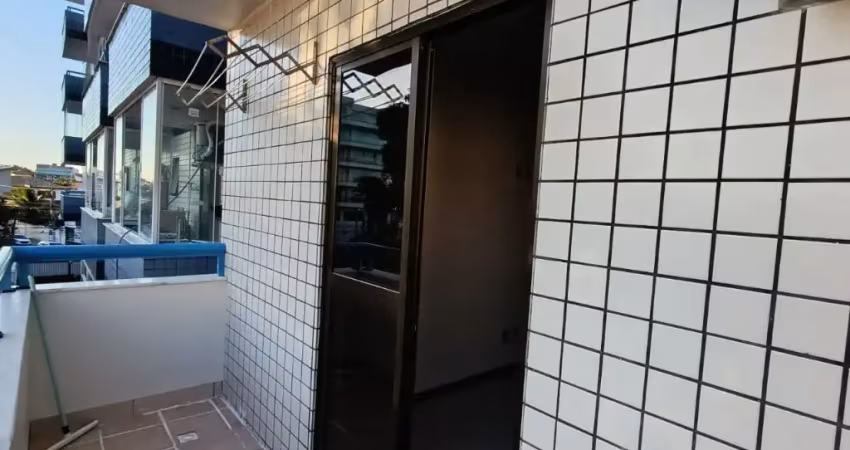 Apartamento 2/4 sendo 01 suíte com varanda a 02 quadras da praia centro de cabo frio