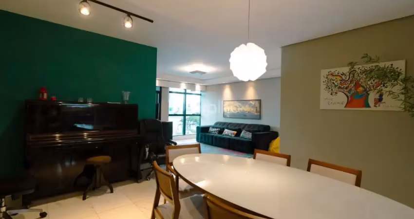 Amplo e elegante apartamento com 3 suítes, 2 vagas de garagem, hobby box e vista panorâmica.
