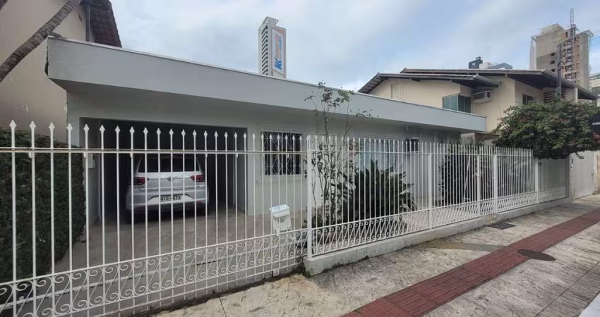 CASA NO CENTRO DE BALNEÁRIO CAMBORIÚ