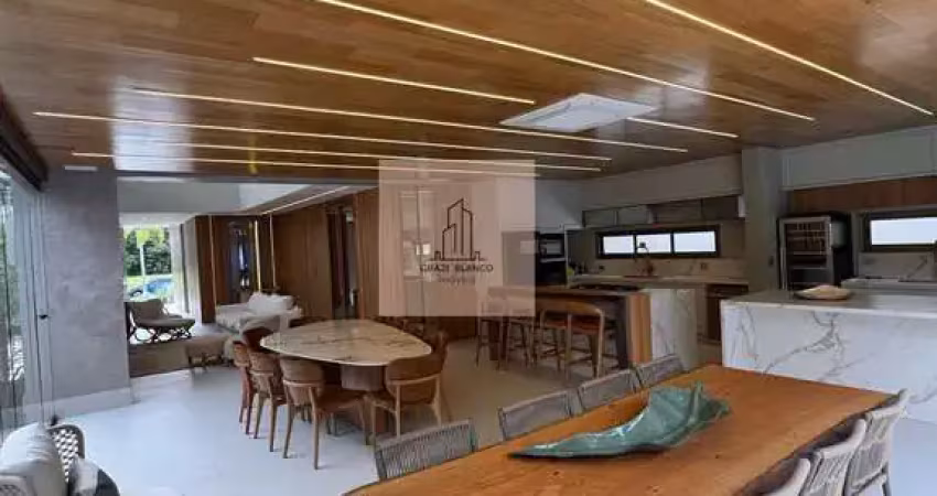 Casa de condomínio à venda, com 6 suítes, elevador, sala de cinema