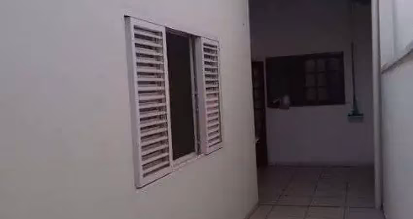 Casa para venda possui 100 metros quadrados com 2 quartos sendo 1 suite
