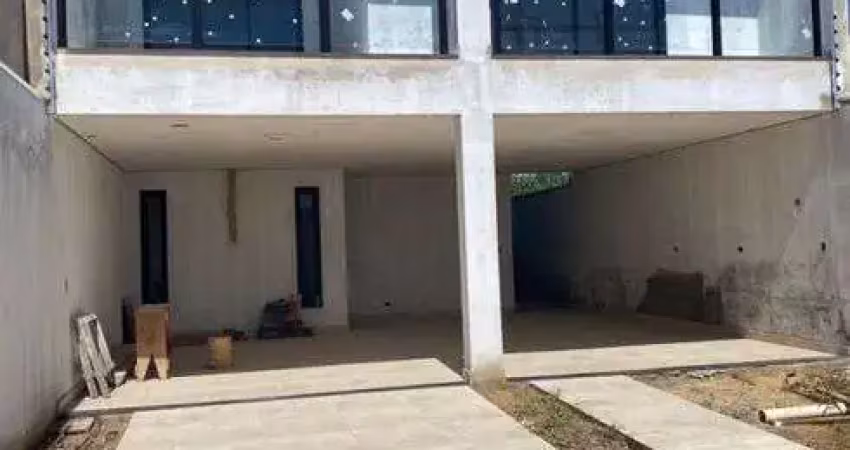 Sobrado para venda tem 180 metros quadrados com 3 quartos sendo 2 suites