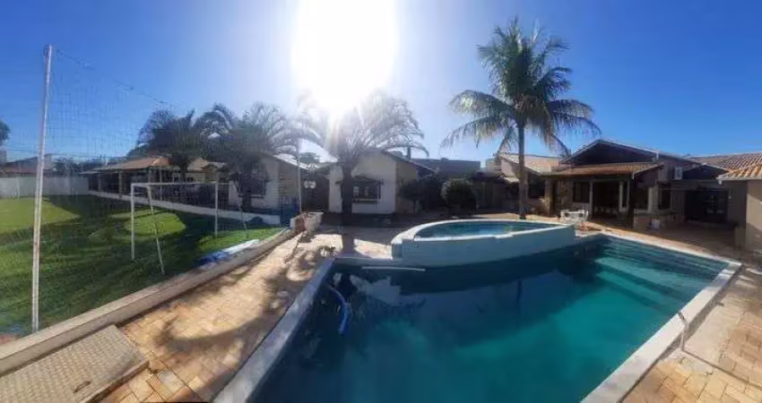 Chácara para venda possui 480 metros quadrados com 4 quartos com 3 suítes e piscina.