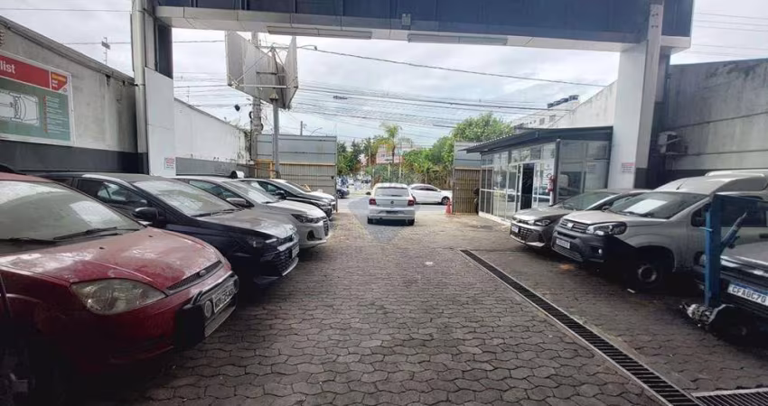 Terreno de 651m2, com uma estrura de galpão