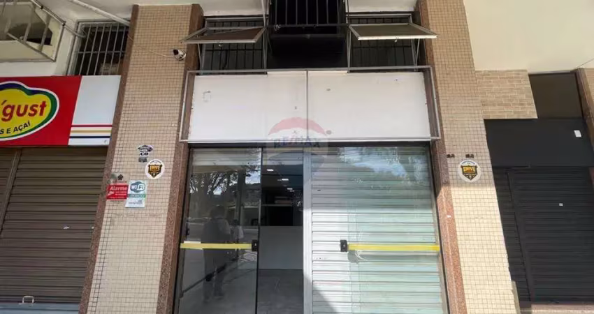 Loja comercial com aproximadamente 72 m² e mezanino para locação na mata da praia, em local de intensa circulação de pessoas