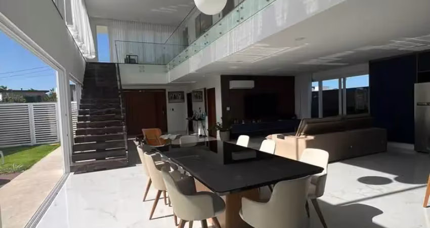 Magnífica residência em condomínio fechado, perfeita para quem busca conforto, lazer e sofisticação.