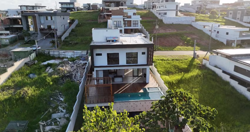 Alphaville Litoral Norte III – Casa Triplex com Arquitetura Sofisticada e Alto Padrão de Acabamento