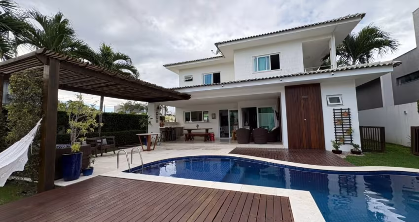 Belíssima Casa à Venda – Alphaville Litoral Norte 1 Valor: R$ 2.500.000