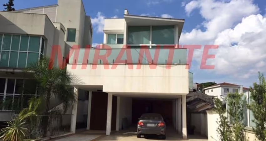 Cond. fechado de 620m² com 4 quartos em Água Fria