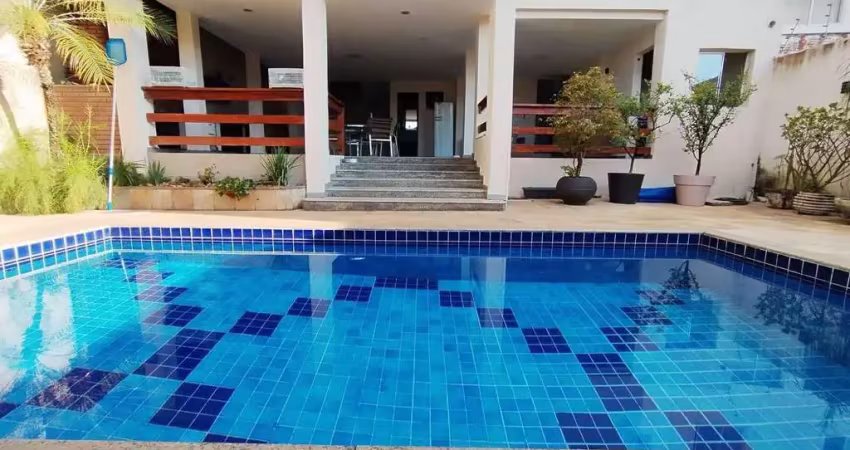 Casa a venda 5 quartos sendo 3 suites, área gourmet e piscina aquecida.