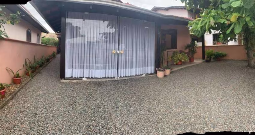 Casa à venda com 3 dormitórios, aprox. 800m da praia, no Centro de Penha-SC. Ref. 160
