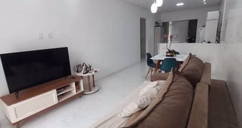 Sobrado 200m do mar com uma casa confortável de 2 dorm. + 01 suíte no piso superior, e no piso inferior uma ampla área comercial. Ref. 325
