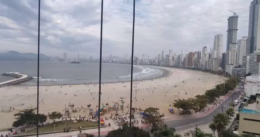 Frente mar, pé na areia, vista panoramica no edificio antares