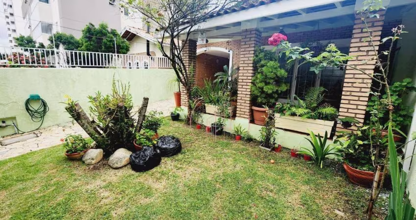 Casa térrea avarandada com quintal no Bairro Vila Jaboticabeiras em Taubaté SP
