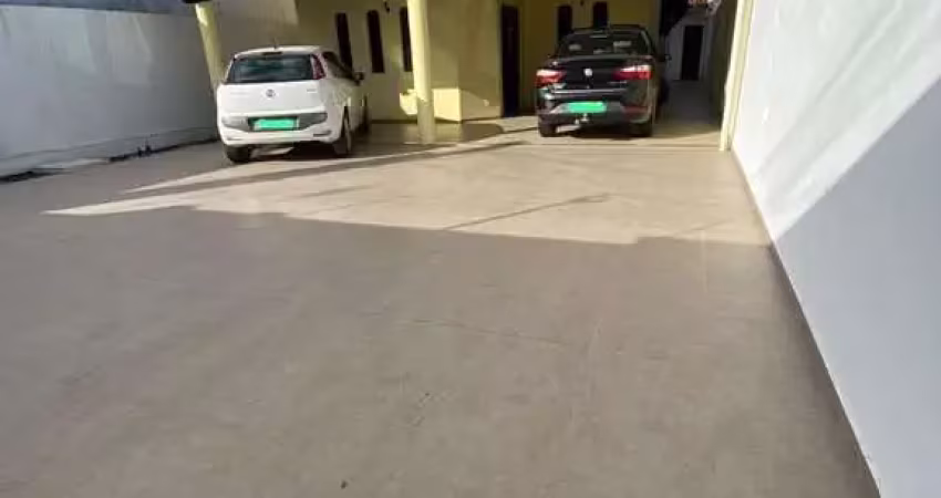 Casa residencial para Venda  em rua Pública no bairro Tomba, Feira de Santana 3 quartos, 1 sala, 2 banheiros, 2 vagas 300,00 m² área total.