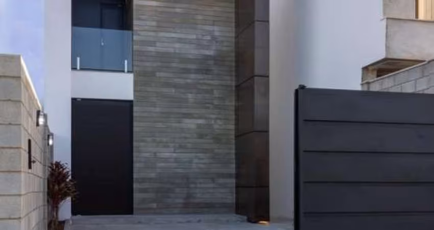 Casa residencial para Venda em rua pública, Sim, Feira de Santana, 3 quartos, 1 suíte, 1 sala, 1 banheiro, 2 vagas, 180m² área total.
