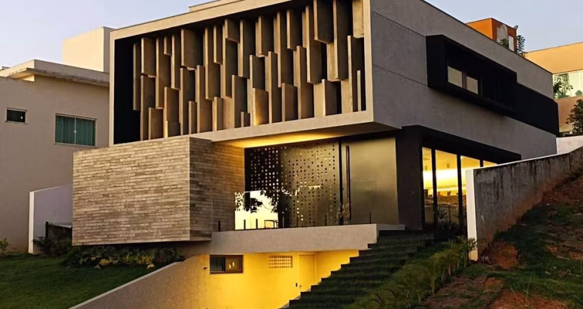 Casa Duplex para Venda, 4 Suítes, 5 Banheiros, Área Total de 300 m²,  em Condomínio Fechado, Alphaville , Abrantes, Camaçari.