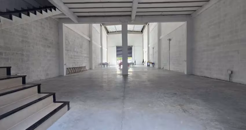Galpao comercial para locação em rua pública, centro, feira de santana, 1 sala, 4 banheiros, 300m² área total.