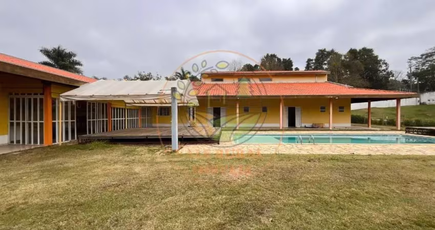 Belíssima chácara escriturada em condominio fechado, com piscina, pomar e rio! ch00057