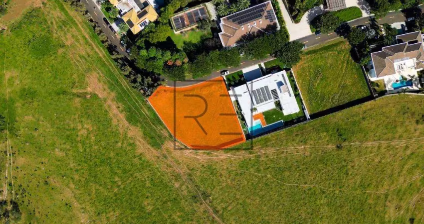 Terreno com excelente topografia em condomínio fechado no bairro gramado