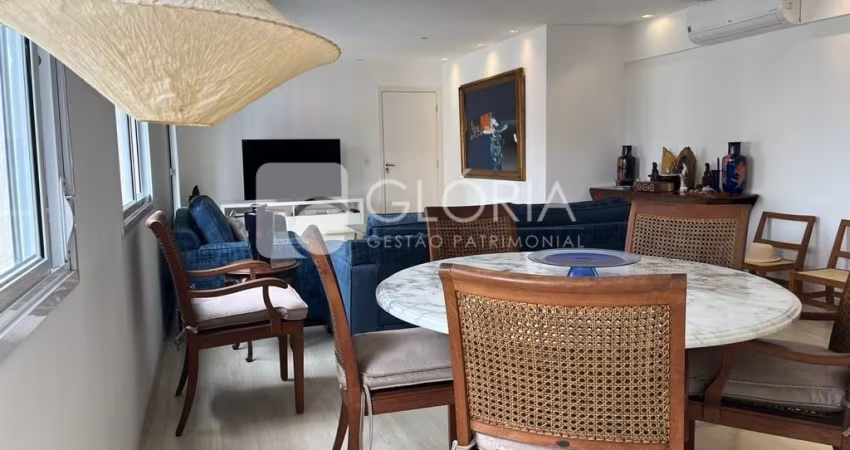 Lindo apartamento reformado em Moema com 3 suítes,  sala ampla e despensa