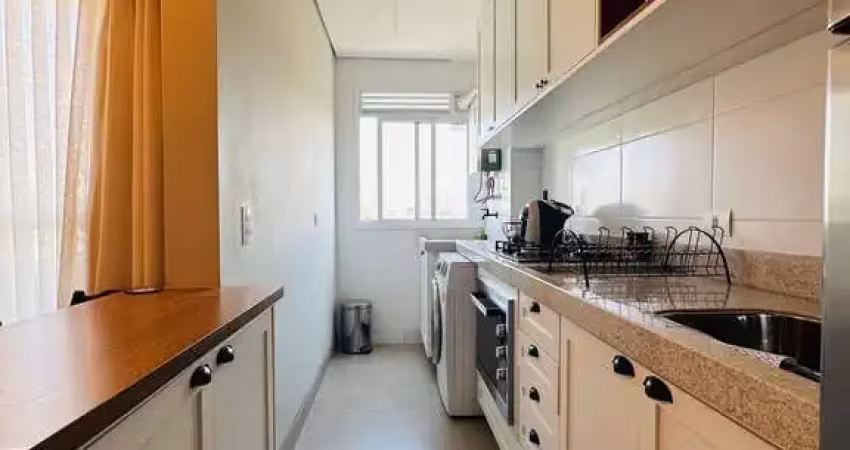 Apartamento 2 dormitórios semi mobiliado com planejados, varanda e infraestrutura completa no resid