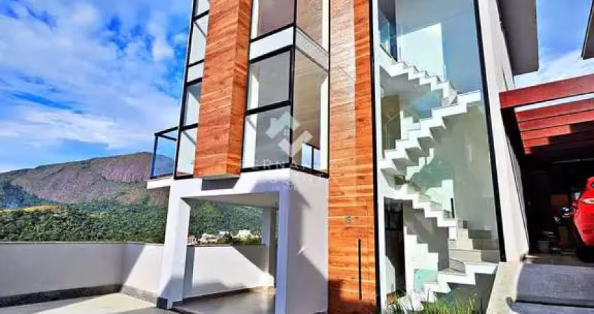 Casa triplex de alto padrão na tijuca, teresópolis – 260m², 3 vagas e lazer privativo