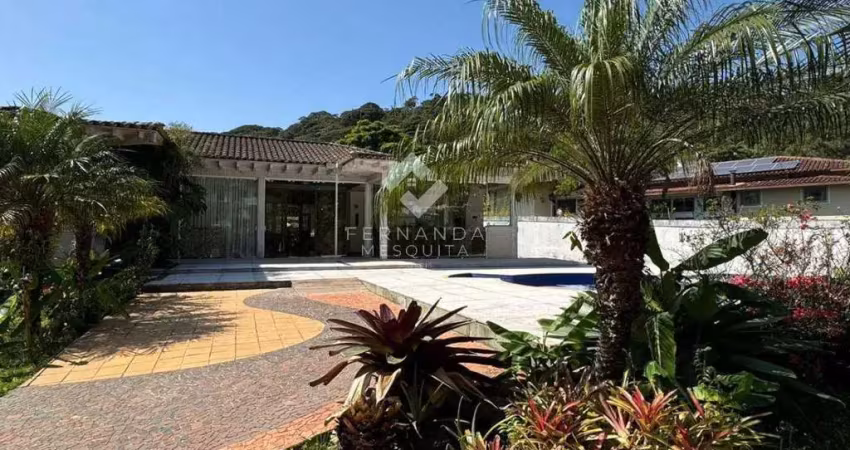 Casa mobiliada para locação no condomínio comary, teresópolis
