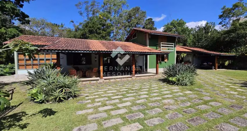 Casa rústica encantadora em condomínio - 4 quartos, 2 suítes, 5 vagas - teresópolis, rj