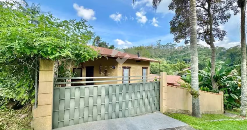 Conheça esta casa incrível em teresópolis, rj: 2 suítes, lareira, jardim e condomínio com lazer completo.