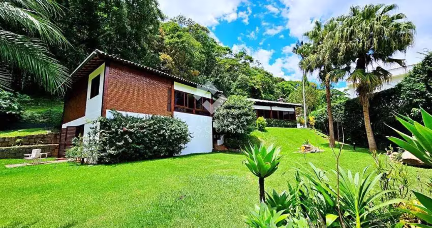 Casa de alto padrão com 5 suítes em condomínio fechado em teresópolis, rj
