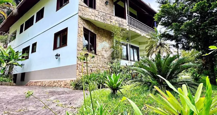 Casa de alto padrão com vista para o lago comary à venda em teresópolis – 6 quartos, piscina e quadra