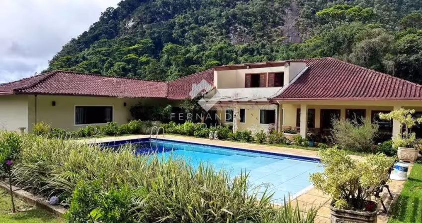 Casa linear com 8 quartos, piscina e área gourmet à venda – refúgio de paz e natureza em teresópolis/rj